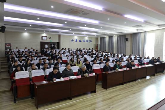 会议室里的人们AI 生成的内容可能不正确。